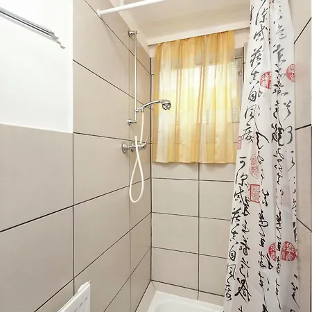 Spacious Holiday In With Garden *