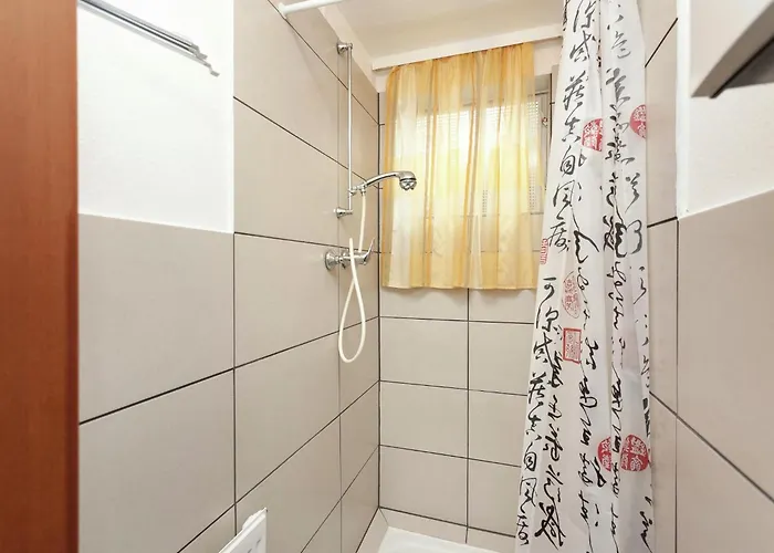 Spacious Holiday In With Garden *